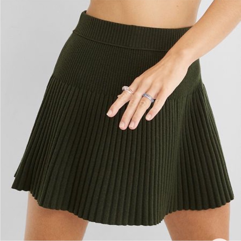 🆕 AERIE Take Charge Stretchy Ribbed Knit Olive Green Pleated Mini Skirt, Size M